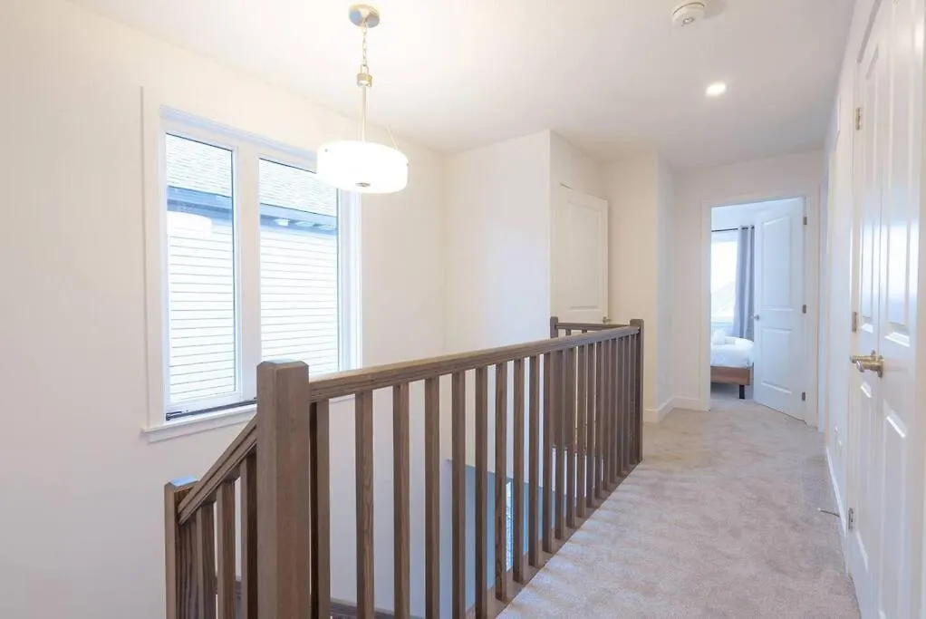 Semesterbostad 2 Bedroom Modern Home & Close To Airport Downtown Ottawa