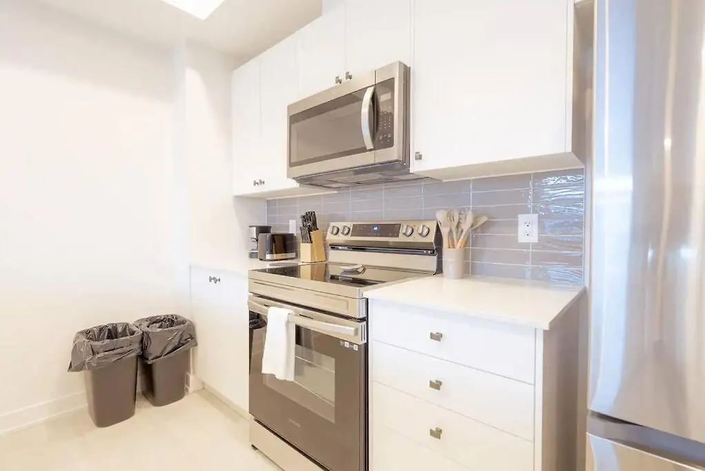 Semesterbostad 2 Bedroom Modern Home & Close To Airport Downtown Ottawa