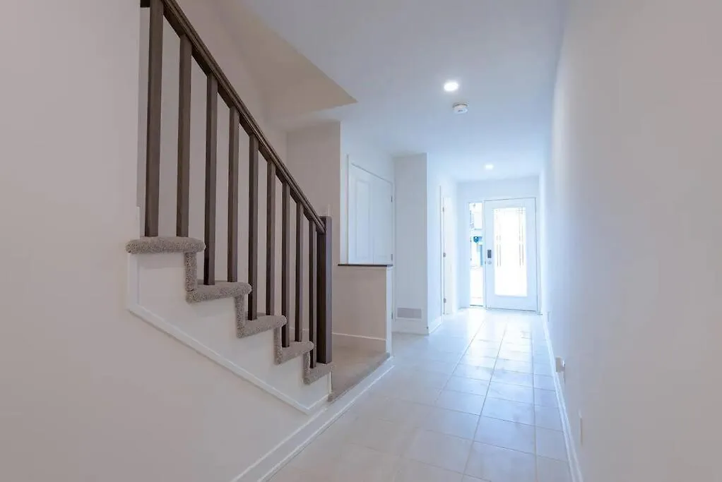 2 Bedroom Modern Home & Close To Airport Downtown Ottawa 0*,  Kanada