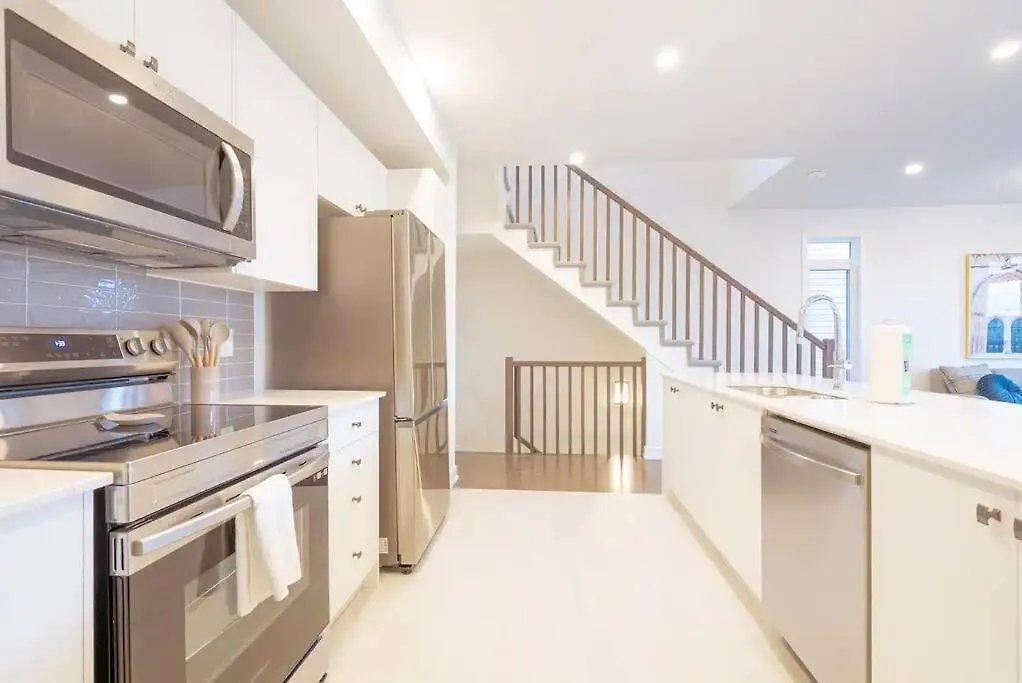 Semesterbostad 2 Bedroom Modern Home & Close To Airport Downtown Ottawa Kanada