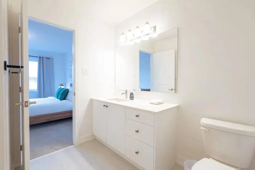 Semesterbostad 2 Bedroom Modern Home & Close To Airport Downtown Ottawa