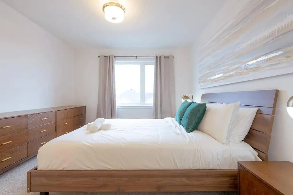 Semesterbostad 2 Bedroom Modern Home & Close To Airport Downtown Ottawa