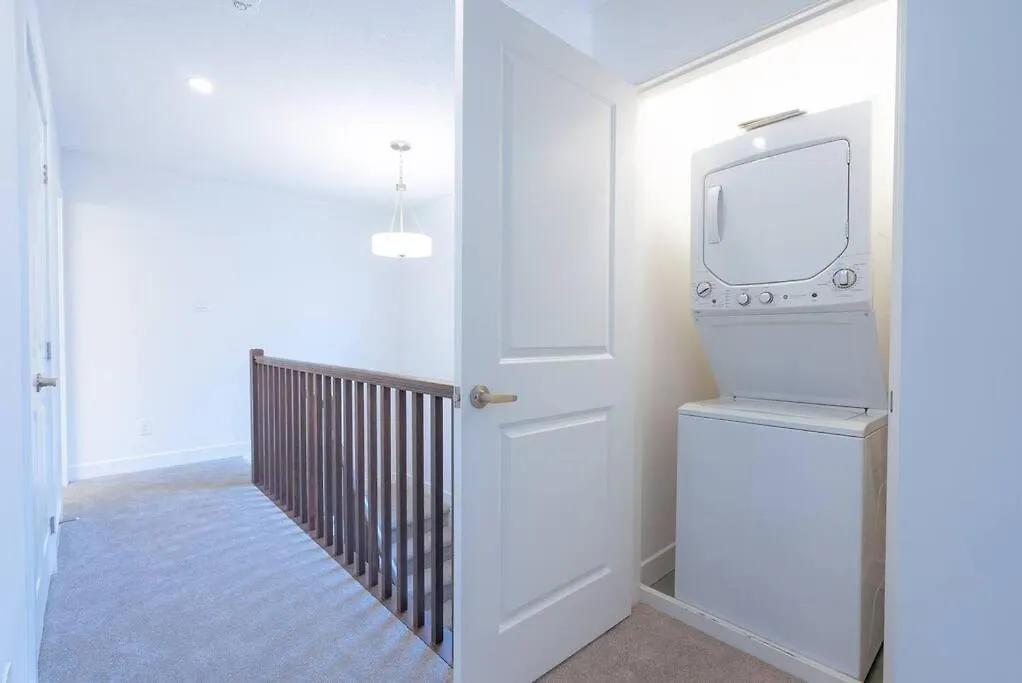 2 Bedroom Modern Home & Close To Airport Downtown Ottawa Kanada