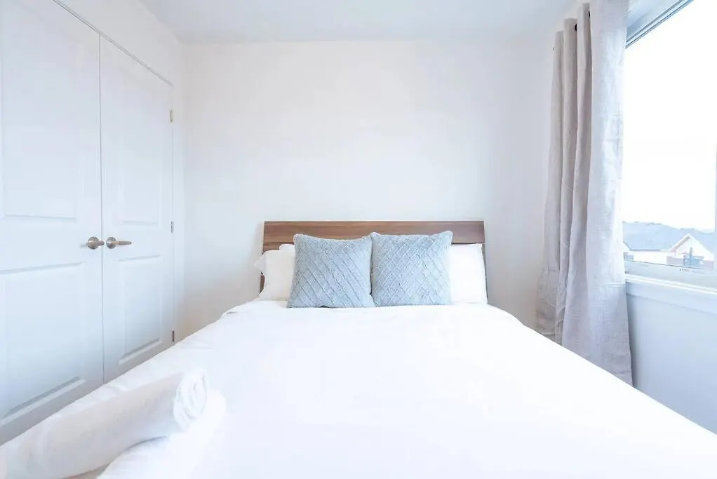 2 Bedroom Modern Home & Close To Airport Downtown Ottawa