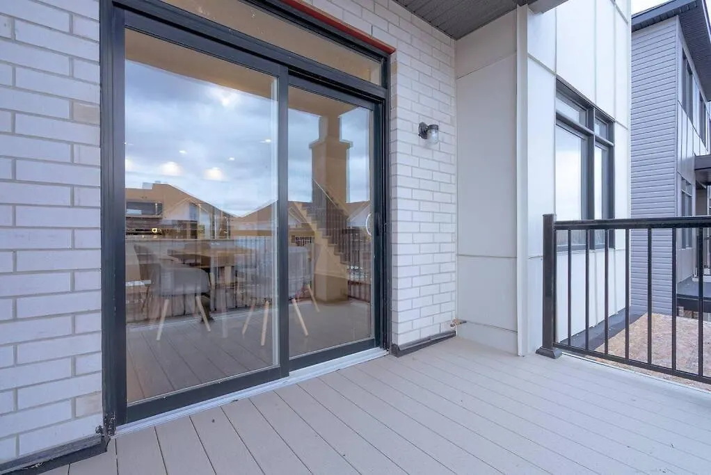 2 Bedroom Modern Home & Close To Airport Downtown Ottawa Semesterbostad