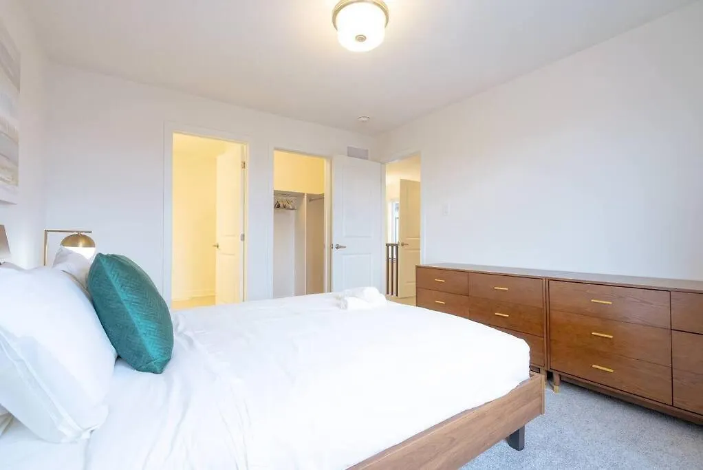 2 Bedroom Modern Home & Close To Airport Downtown Ottawa Semesterbostad